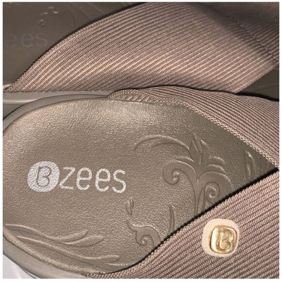 Bzees Womens Desire Grey  Slip-On Sandals Size 9M Fabric Upper & Man Made Sole - Picture 5 of 8